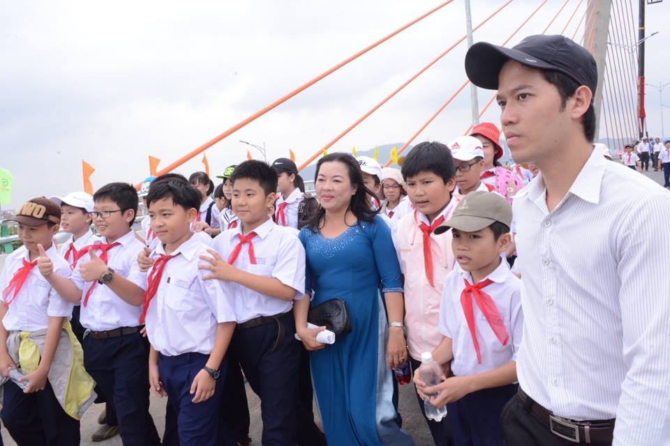 Sáng nay (24/3), công trình  cầu vượt 3 tầng đầu tiên tại Việt Nam đã chính thức mở cửa đón khách tham quan, thưởng lãm.